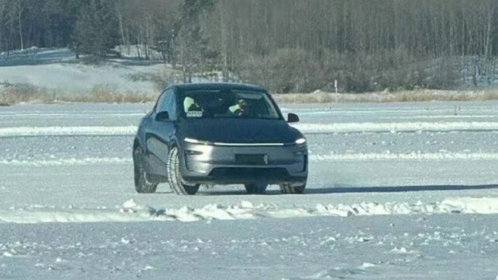 Le Tesla Model Y Juniper a été surpris pendant un test sans aucun camouflage ! // Source : ThinkerCar via X