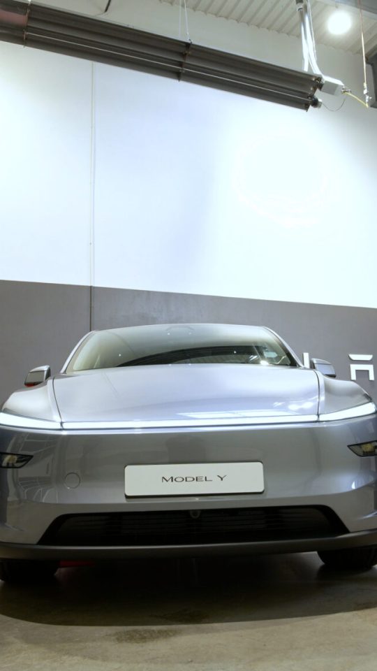 Découverte en avant-première du nouveau Tesla Model Y. // Source : Alfred Tertrais pour Numerama