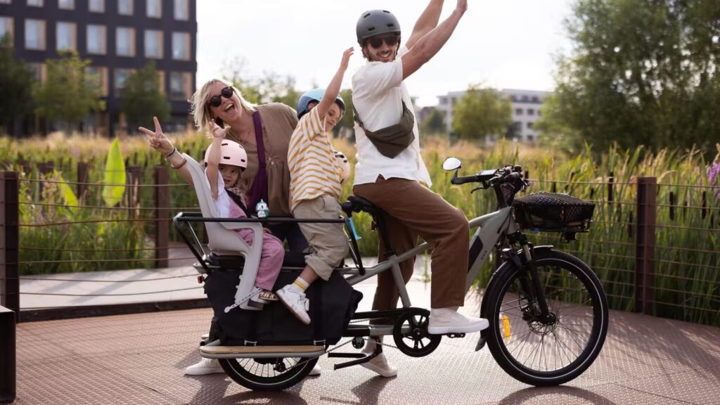 Louise et Jules sont heureux sur leur vélo cargo, mais ils ne savent pas que papa les conduit chez le dentiste // Source : Décathlon