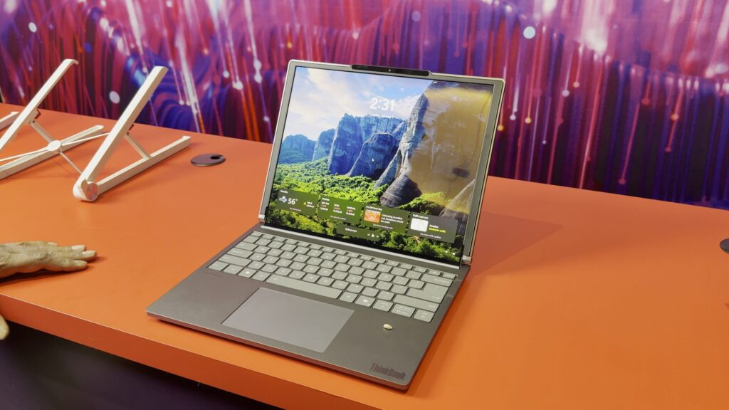 L'écran enroulé du Lenovo ThinkBook Plus Gen 6 Rollable // Source : Numerama