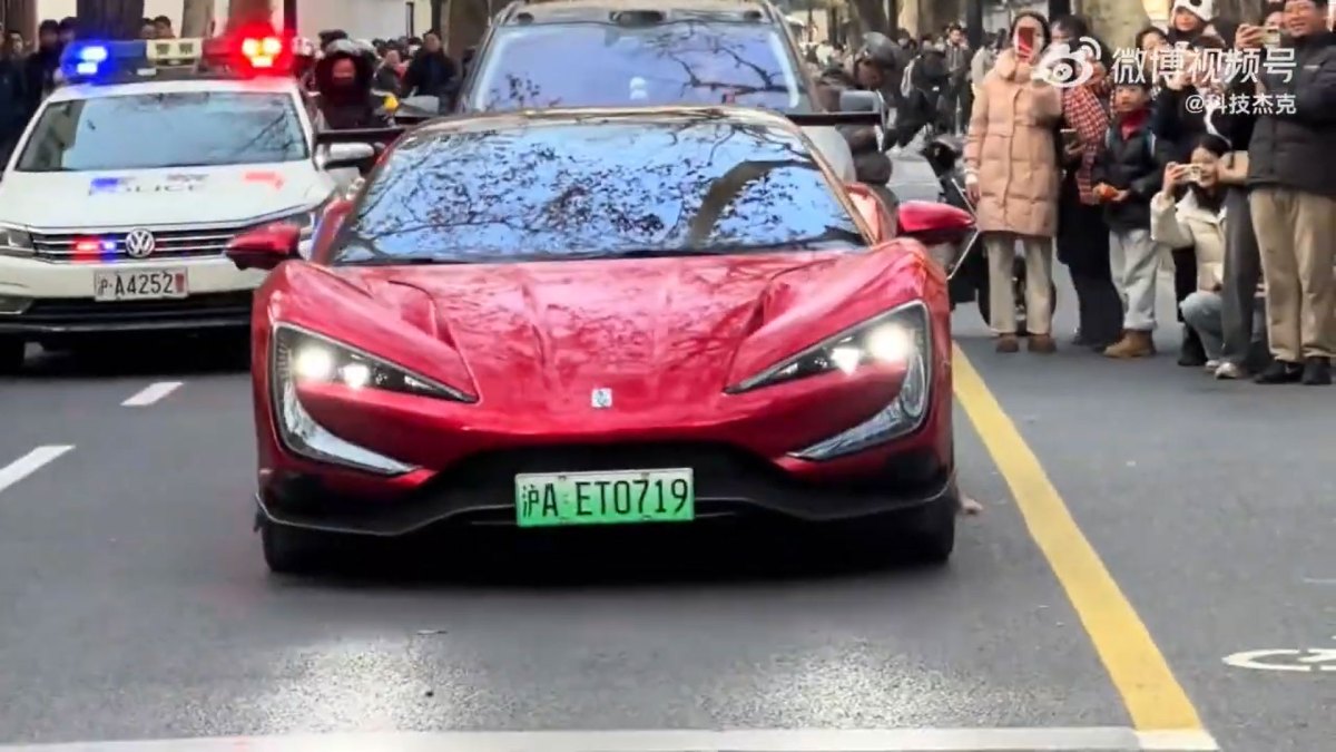 Yangwang U9 fait son show dans la rue  // Source : extrait vidéo CarNewsChina