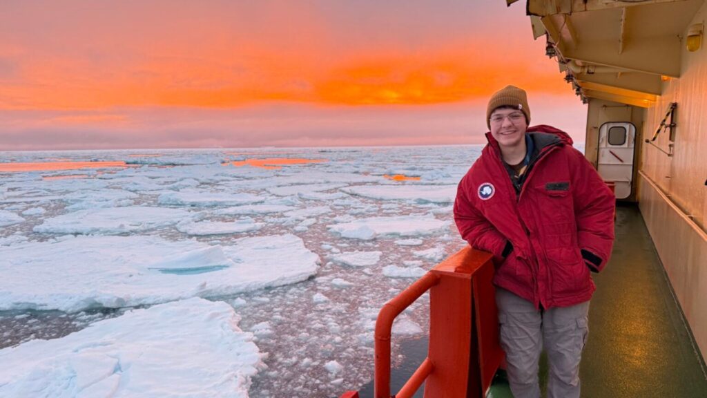 L'auteur principal Patrick Monreal, doctorant en océanographie à l'Université de Washington, se tient en janvier 2025 sur un navire dans l'océan Austral. // Source : Madeline Blount