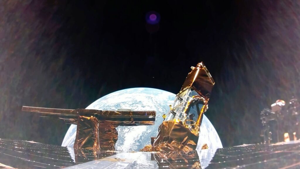 L'atterrisseur lunaire Blue Ghost de Firefly a capturé la Lune au loin et la Terre à l'horizon depuis son pont supérieur, montrant la charge utile LEXI et l'antenne en bande X. // Source : Firefly Aerospace