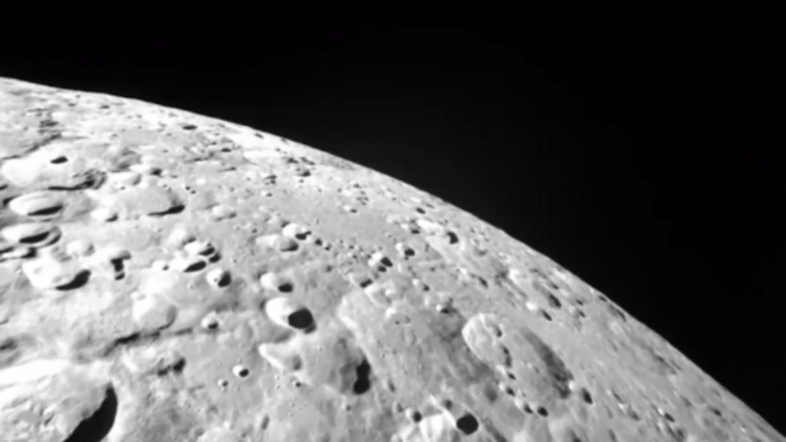 Une mission envoie des images stupéfiantes de la face cachée de la Lune