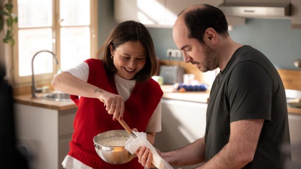 Laura Felpin et Kyan Khojandi, le meilleur duo de Bref // Source : Disney+