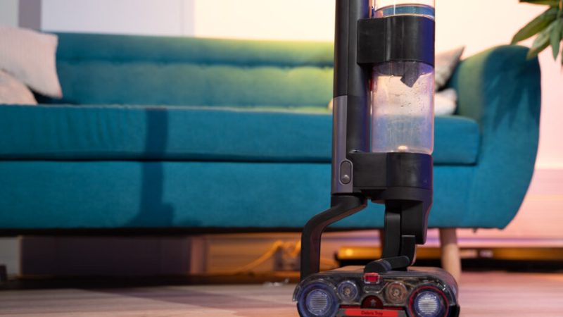 On a testé le Wash G1 de Dyson, l’outil de ménage qui vous prouve que votre sol est sale