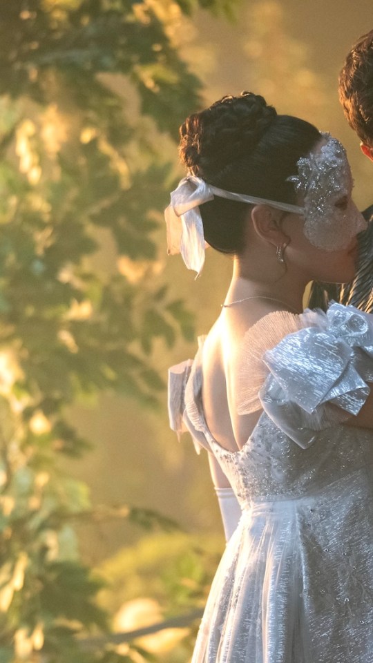 Sophie et Benedict dans la saison 4 de La Chronique des Bridgerton // Source : Netflix Sophie et Benedict dans la saison 4 de La Chronique des Bridgerton // Source : Netflix