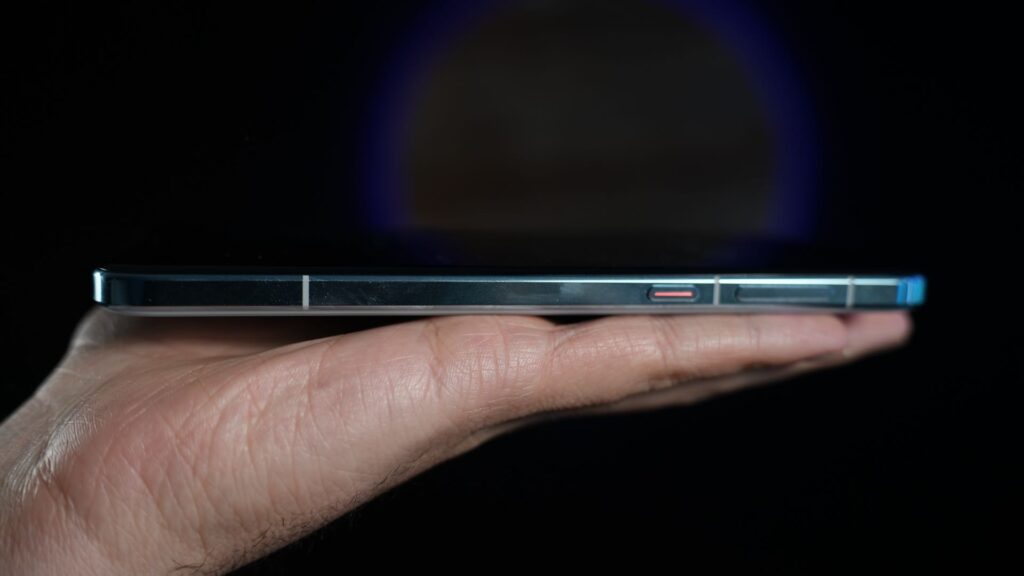 Le Honor Magic 7 Pro est très fin en main, son épaisseur est surtout au niveau du module caméra. Il utilise des batteries de nouvelle génération, qu'Apple et Samsung devraient adopter fin 2025. // Source : Alfred Tertrais / Numerama