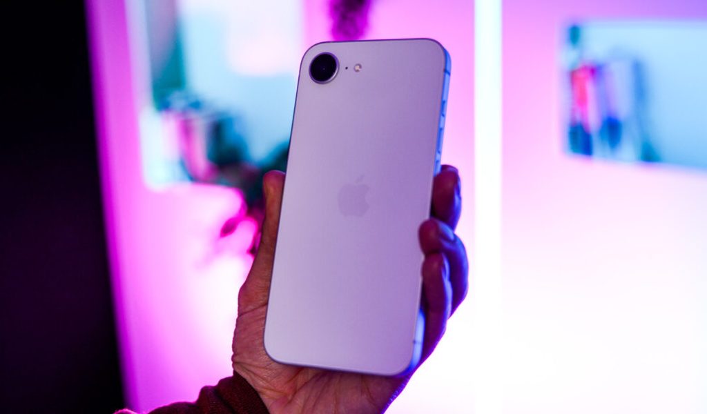 Apple iPhone 16e // Source : Nino Barbey / Numerama