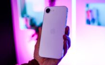 Apple iPhone 16e // Source : Nino Barbey / Numerama