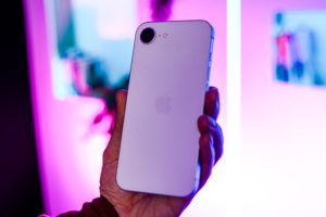 Apple iPhone 16e // Source : Nino Barbey / Numerama Apple iPhone 16e // Source : Nino Barbey / Numerama