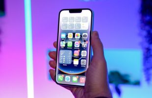 Apple iPhone 16e // Source : Nino Barbey / Numerama