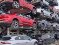 Une pile de Jaguar I-Pace à la casse au Royaume-Uni // Source : eVNewt via X