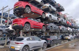 Une pile de Jaguar I-Pace à la casse au Royaume-Uni // Source : eVNewt via X