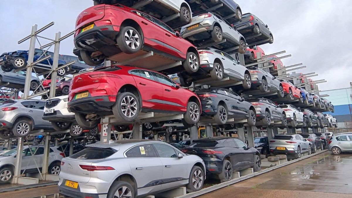 Une pile de Jaguar I-Pace à la casse au Royaume-Uni // Source : eVNewt via X