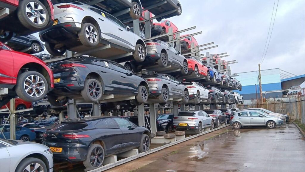 Une pile de Jaguar I-Pace à la casse au Royaume-Uni // Source : eVNewt via X