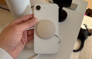 Un chargeur MagSafe tient étrangement très bien sur un iPhone 16e. Il se décale de temps en temps, mais la charge continue. // Source : Numerama