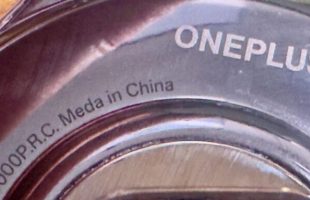 Une montre OnePlus Watch 3 avec inscrit « Meda in China » // Source : The Verge