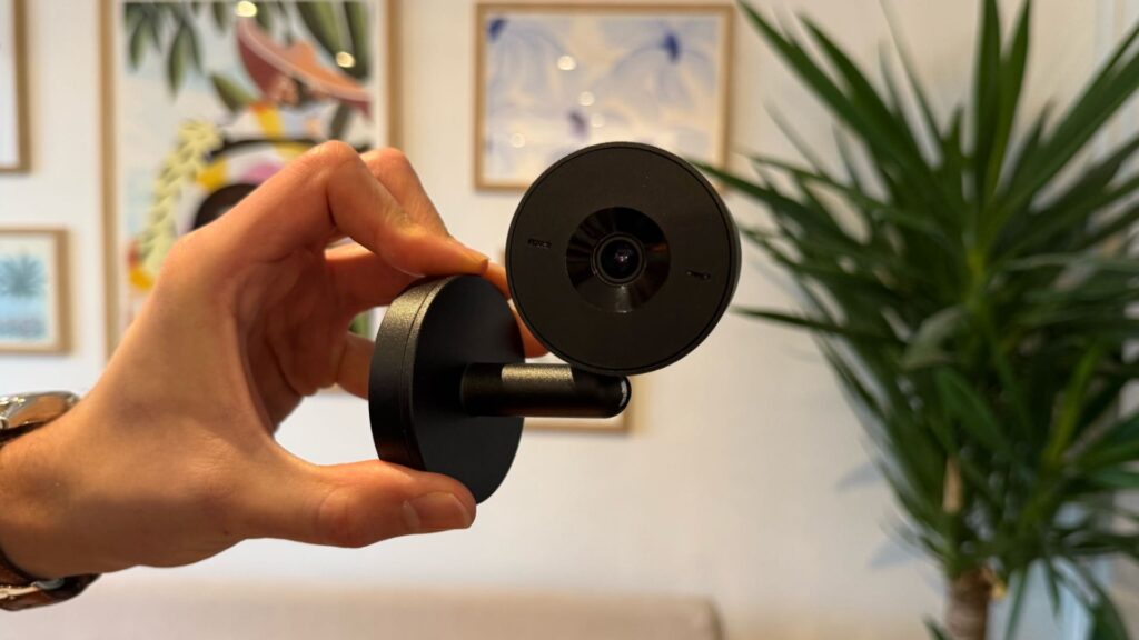 Fixé à un mur, la caméra Netatmo peut se tordre facilement. // Source : Numerama