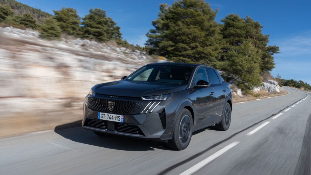 Le Peugeot E-3008 // Source : Peugeot Le Peugeot E-3008 // Source : Peugeot
