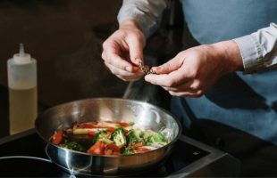 Poêle en inox // Source : Pexels