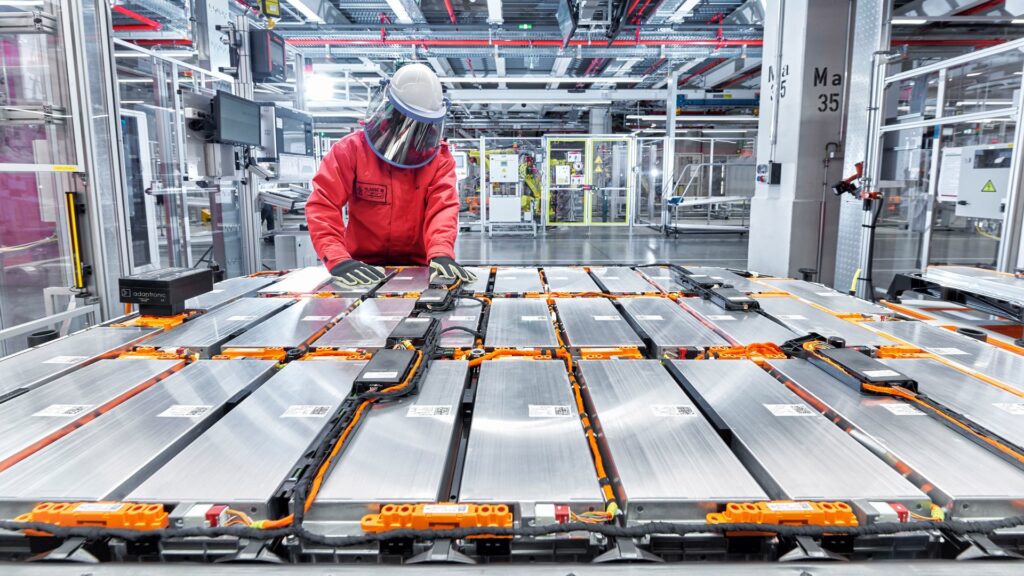 Vérification des batteries lors de la production d'Audi e-tron // Source : Audi
