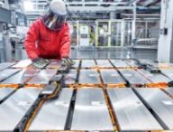 Vérification des batteries lors de la production d'Audi e-tron // Source : Audi
