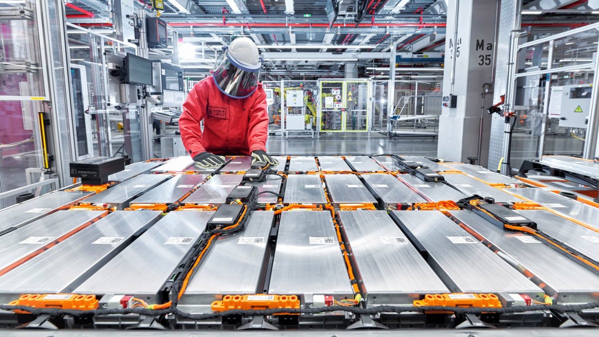 Vérification des batteries lors de la production d'Audi e-tron // Source : Audi