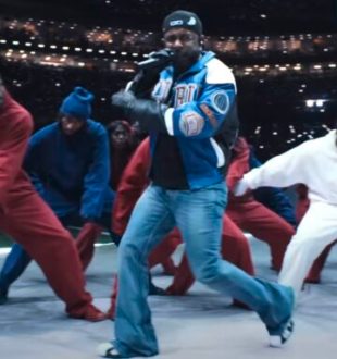 Kendrick Lamar au Samuel L. Jackson au Apple Music Super Bowl LIX Halftime Show // Source : Apple Music Super Bowl LIX Halftime Show