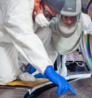 Inspection des composants face au plasma en tungstène dans le tokamak West du CEA.  // Source : CEA/C.Roux