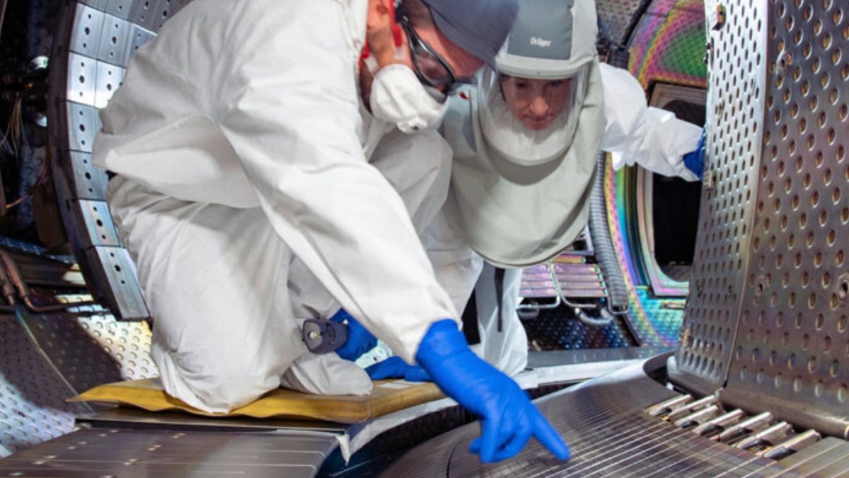 Inspection des composants face au plasma en tungstène dans le tokamak West du CEA.  // Source : CEA/C.Roux