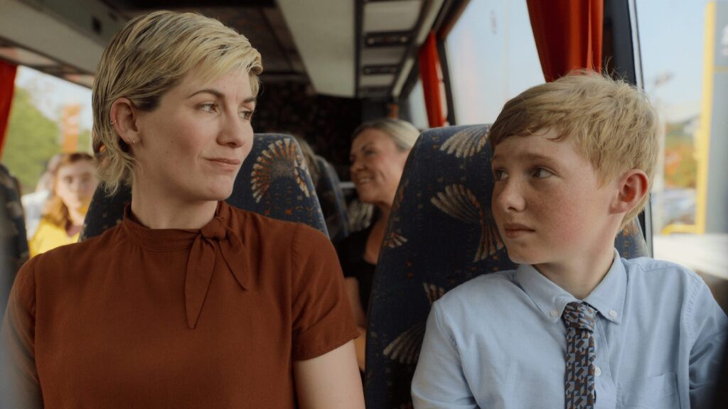 Jodie Whittaker (à gauche) dans Toxic Town // Source : Netflix