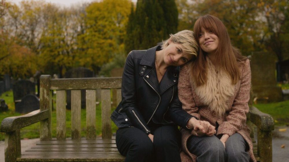 Jodie Whittaker (Susan McIntyre) et Aimee Lou Wood (Tracey Taylor) dans Toxic Town // Source : Netflix