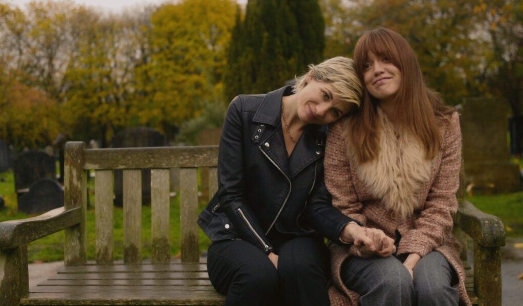 Jodie Whittaker (Susan McIntyre) et Aimee Lou Wood (Tracey Taylor) dans Toxic Town // Source : Netflix