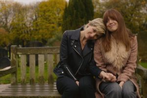 Jodie Whittaker (Susan McIntyre) et Aimee Lou Wood (Tracey Taylor) dans Toxic Town // Source : Netflix