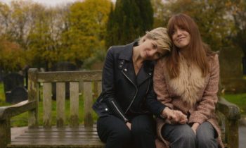 Jodie Whittaker (Susan McIntyre) et Aimee Lou Wood (Tracey Taylor) dans Toxic Town // Source : Netflix