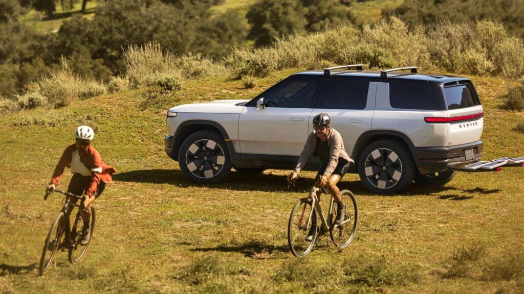 Le futur Rivian R2 avec des v&eacute;los // Source : Rivian