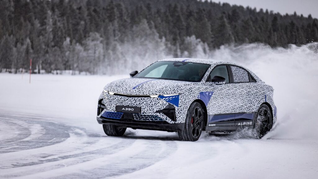 L'Alpine A390 (2025) pendant ses tests hivernaux // Source : Alpine