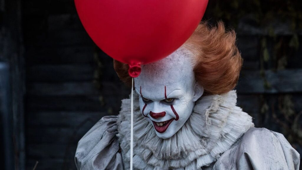 Bill Skarsgård dans le rôle de Grippe-Sou dans Ça // Source : Warner Bros / Brooke Palmer Bill Skarsgård dans le rôle de Grippe-Sou dans Ça // Source : Warner Bros / Brooke Palmer