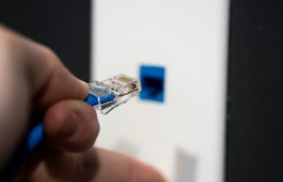 Câble ethernet RJ45 // Source : 2H Media / Unsplash