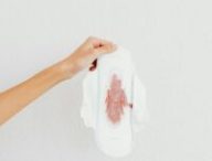 serviette hygiénique avec du sang menstruel // Source : Pexels-Kaboompics.com