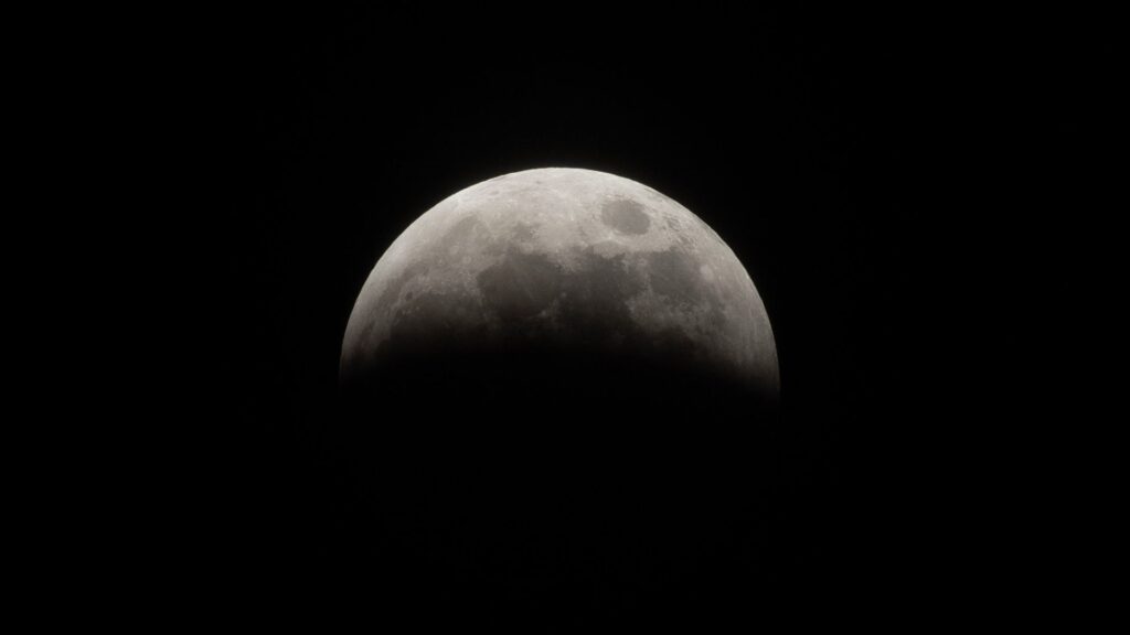 L'éclipse dans sa phase partielle, vue depuis le Canada. // Source : Via Bluesky @wflbc.bsky.social‬ (photo recadrée)