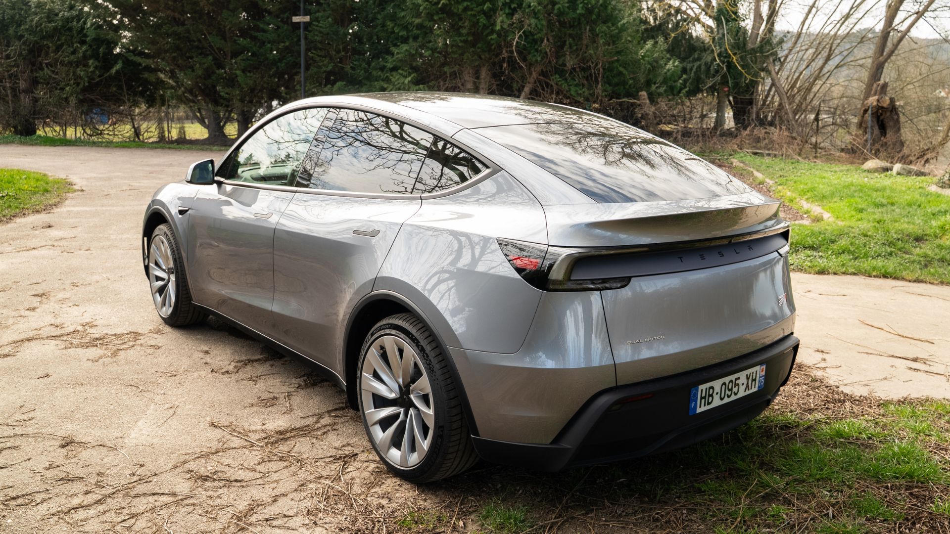Observez la ligne de la porte arrière du Tesla Model Y standard, elle est arrondie au passage de roue.