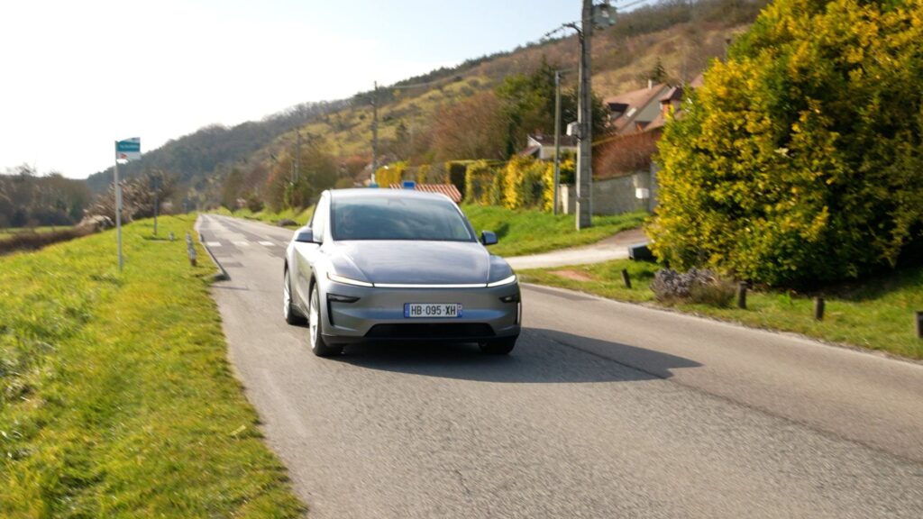 Au volant, le nouveau Model Y offre un comportement vif et sain pour un SUV // Source : Alfred Tertrais pour Numerama