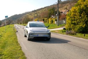 Au volant, le nouveau Model Y offre un comportement vif et sain pour un SUV // Source : Alfred Tertrais pour Numerama