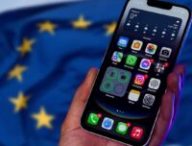 Un iPhone 16e devant un drapeau de l'Union européenne. // Source : Numerama