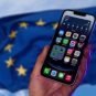 Un iPhone 16e devant un drapeau de l'Union européenne. // Source : Numerama Un iPhone 16e devant un drapeau de l'Union européenne. // Source : Numerama