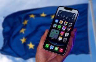 Un iPhone 16e devant un drapeau de l'Union européenne. // Source : Numerama