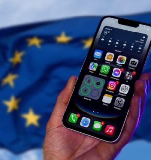 Un iPhone 16e devant un drapeau de l'Union européenne. // Source : Numerama