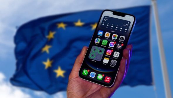 Un iPhone 16e devant un drapeau de l'Union européenne. // Source : Numerama